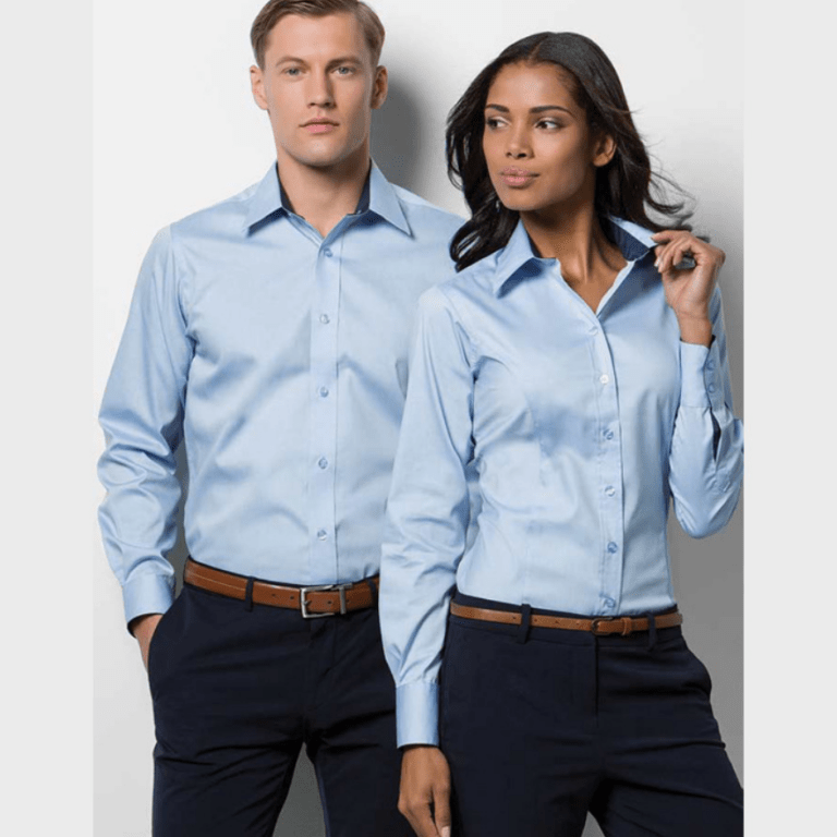 Proceso de personalización de camisas Oxford con logos y diseños corporativos.