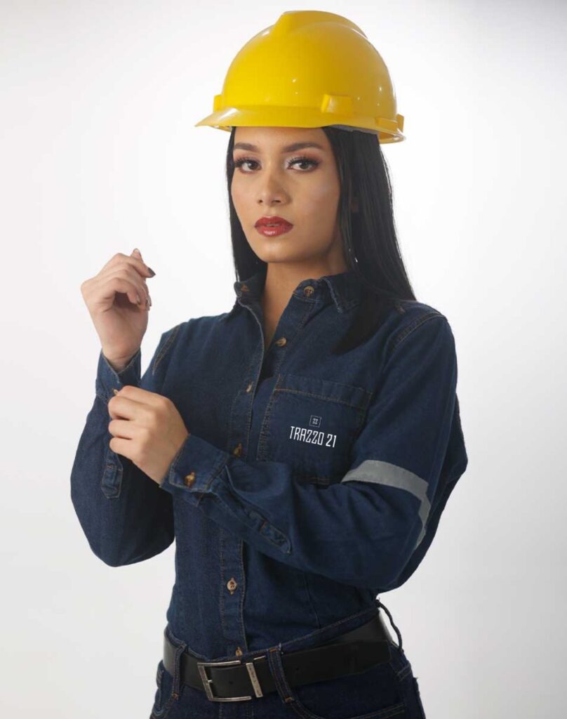 Confección de camisas de trabajo con materiales duraderos