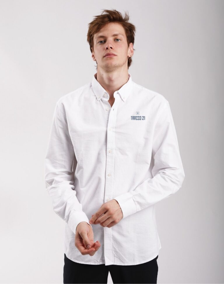 "Camisa Oxford blanca clásica, perfecta para reuniones formales y entornos profesionales."
