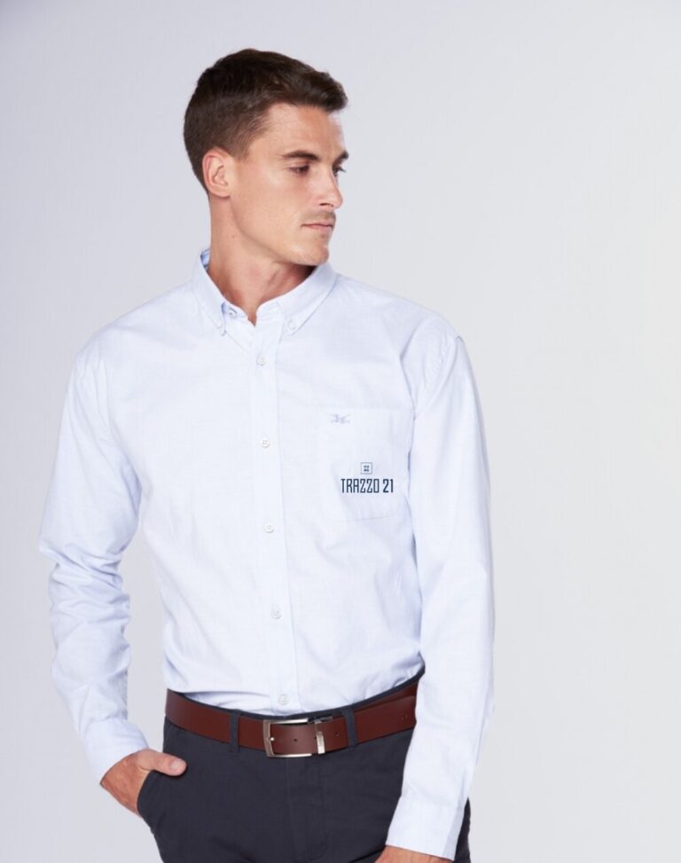 Detalle de la tela Oxford, reconocida por su durabilidad y acabado impecable.