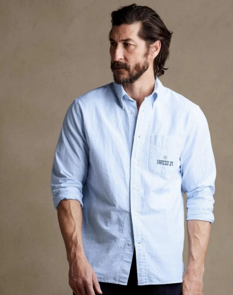"Camisa corporativa Oxford combinando elegancia y comodidad en entornos casual-profesionales."