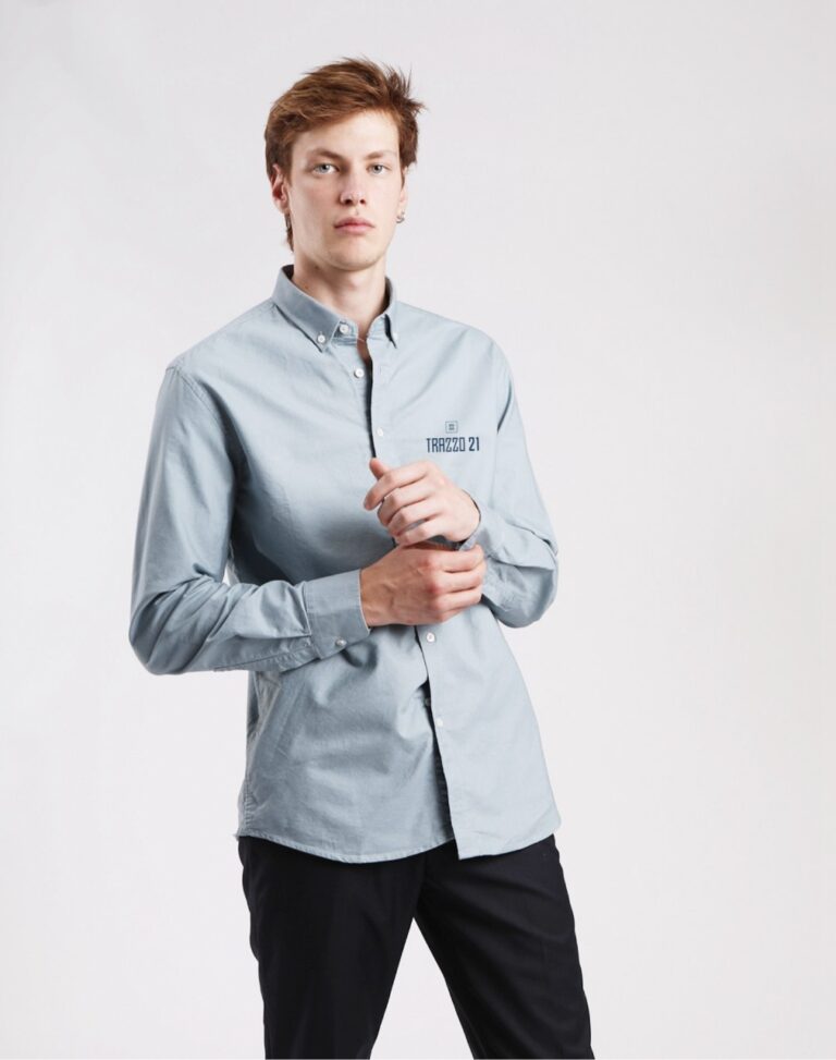 "Camisas Oxford ideales para oficinas corporativas, destacando profesionalismo y elegancia."