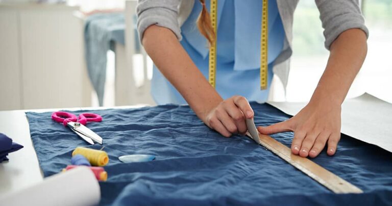 Proceso de corte y confección de camisas personalizadas para empresas